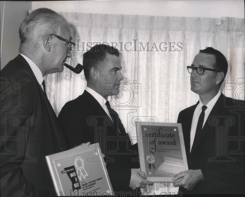 1965 Press Photo Lou Wetzel of General Telephone Co receives firm's Safety Award - Historic Images