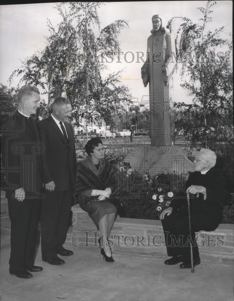 1980 Press Photo The Regimbals meet with Rev. Louis Taelman at Gonzaga Univ. - Historic Images