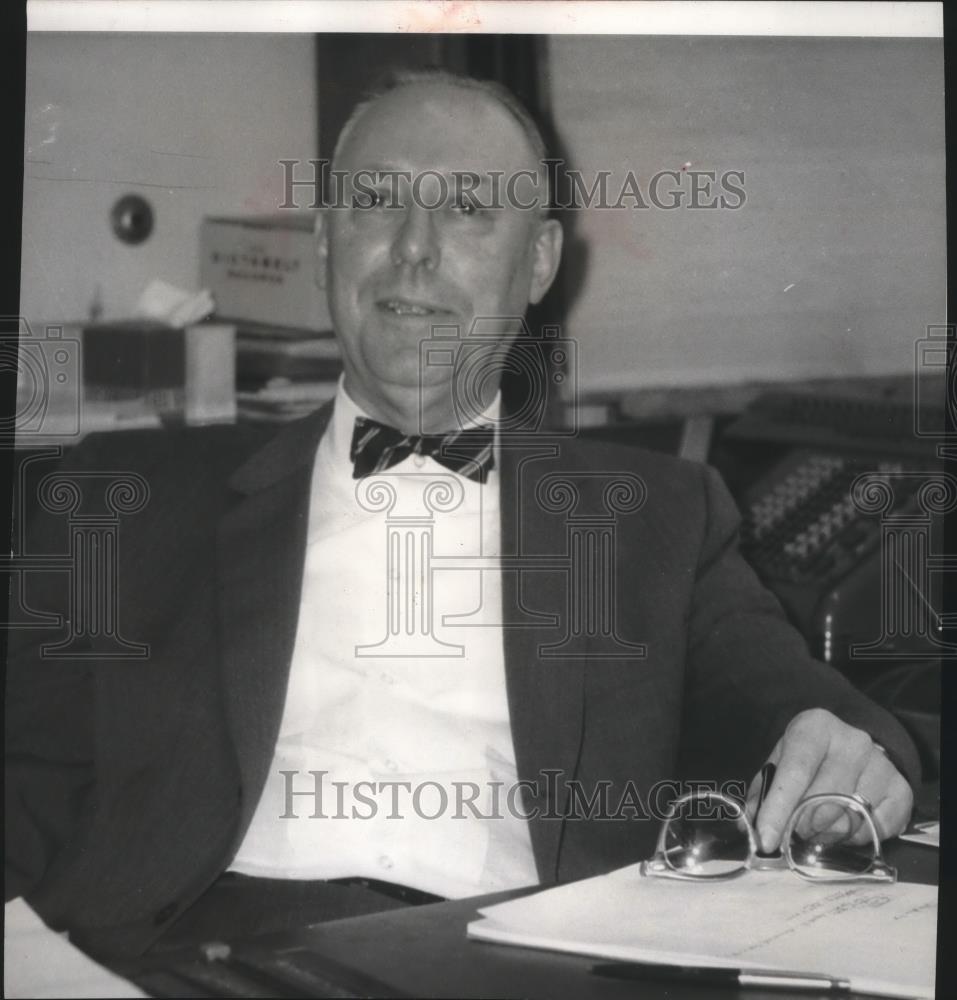 1963 Press Photo Lewis-Clark School acting administrator Dr. Cleon Caldwell - Historic Images