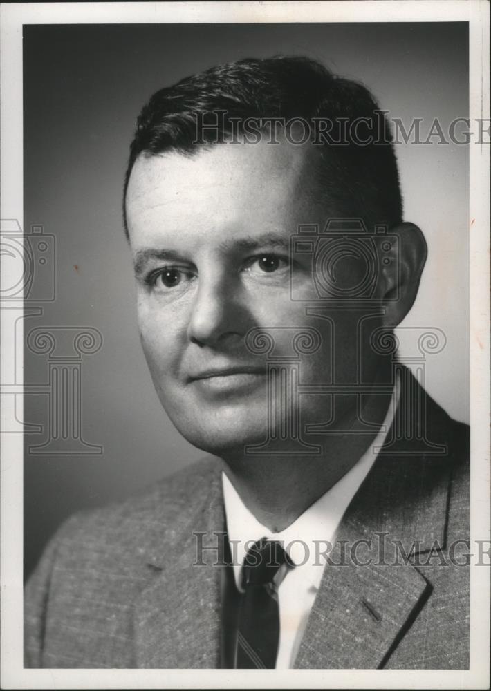 1963 Press Photo Frank W Woodfield manager of programming Hanford Laboratories - Historic Images
