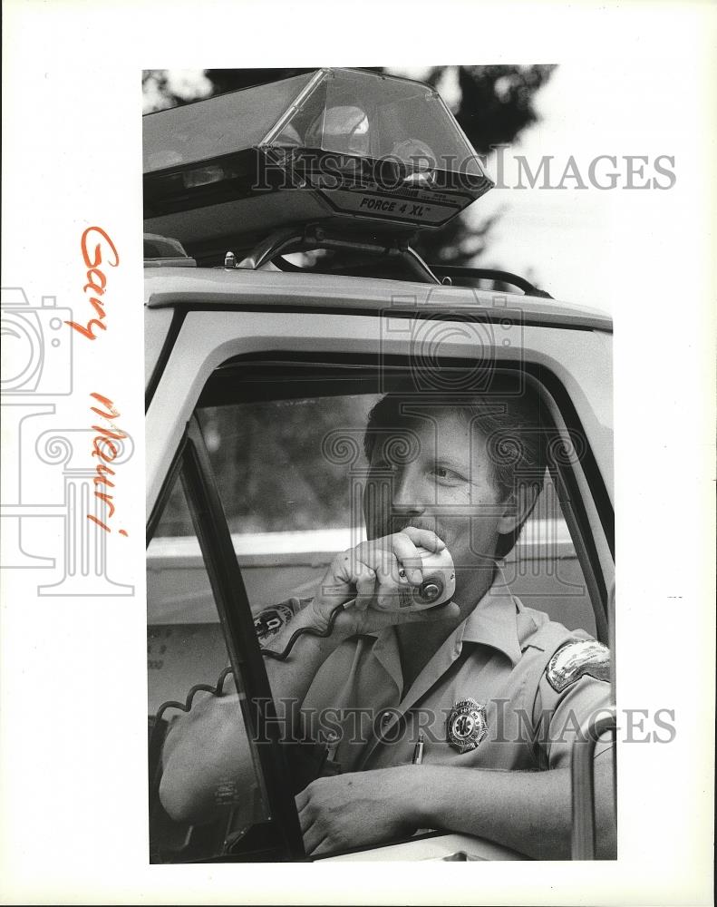 1987 Press Photo Paramedic Gary Mauri gave life saving advice over phone. - Historic Images