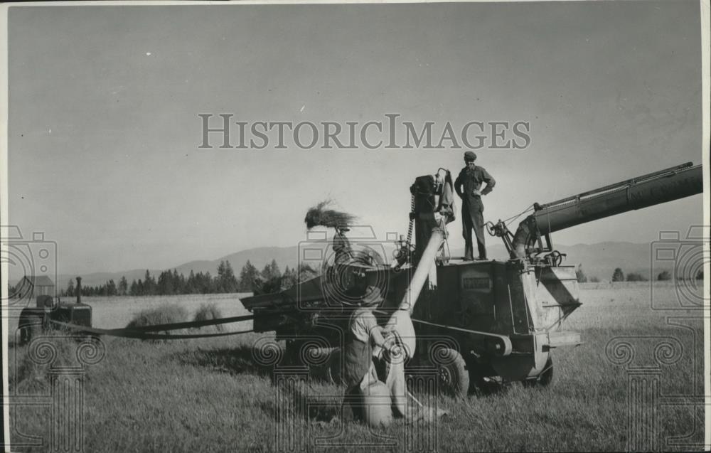 1937 Press Photo Workers ready for harvest season - spa48370 - Historic Images
