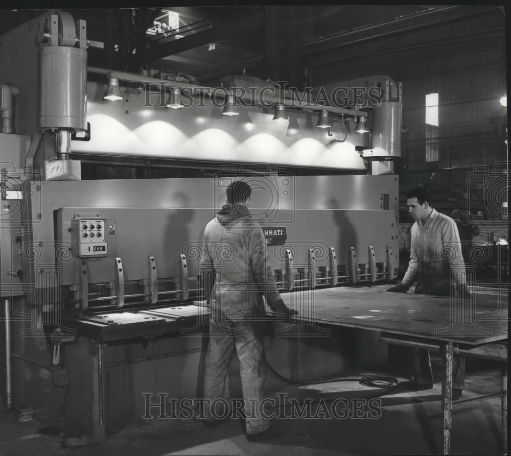 1966 Press Photo Haskins Steel Company uses new hydraulic sheer to cut steel - Historic Images