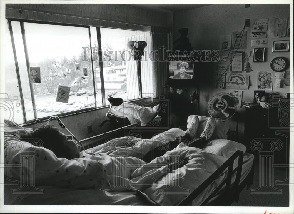 Press Photo Quadriplegic Lesley Miller in her room equipped for her convenience - Historic Images