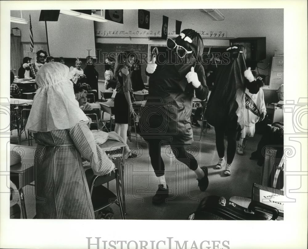 1987 Press Photo Students enjoy Indian Trails Elementary during Halloween - Historic Images