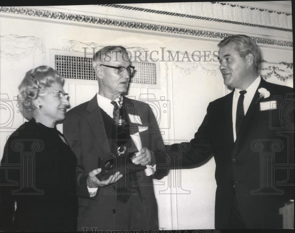 1966 Press Photo William Major holds service award at Davenport Hotel dinner - Historic Images