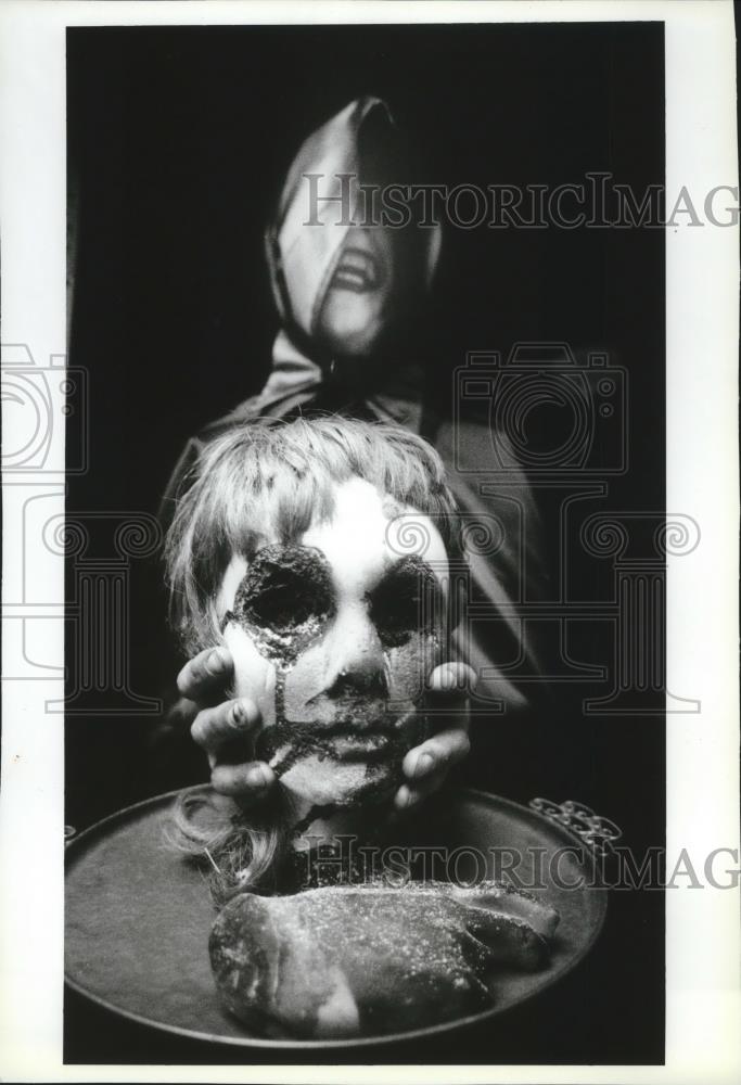 1993 Press Photo Dwight Daniella, Valley Rep&#39;s Dracula during Halloween - Historic Images