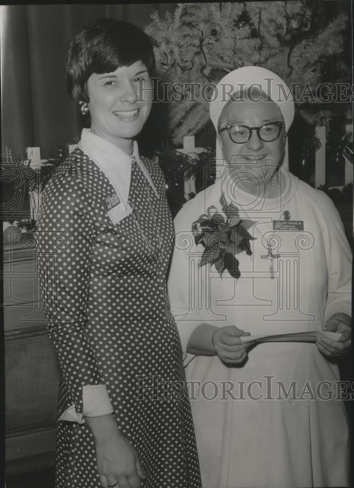 1977 Press Photo Mrs. Edwin Schimmels, Sacred Heart Hospital personnel - Historic Images