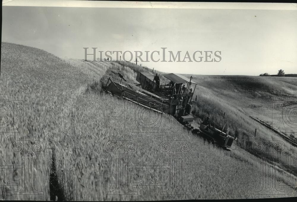 1937 Press Photo Harvest Scene, Caterpillar Diesel RD4 and John Deere 14 - Historic Images