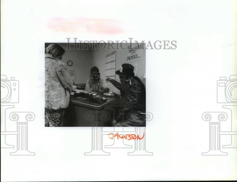 1992 Press Photo Health &amp; Crisis Centers, patients check in and out - spa51154 - Historic Images