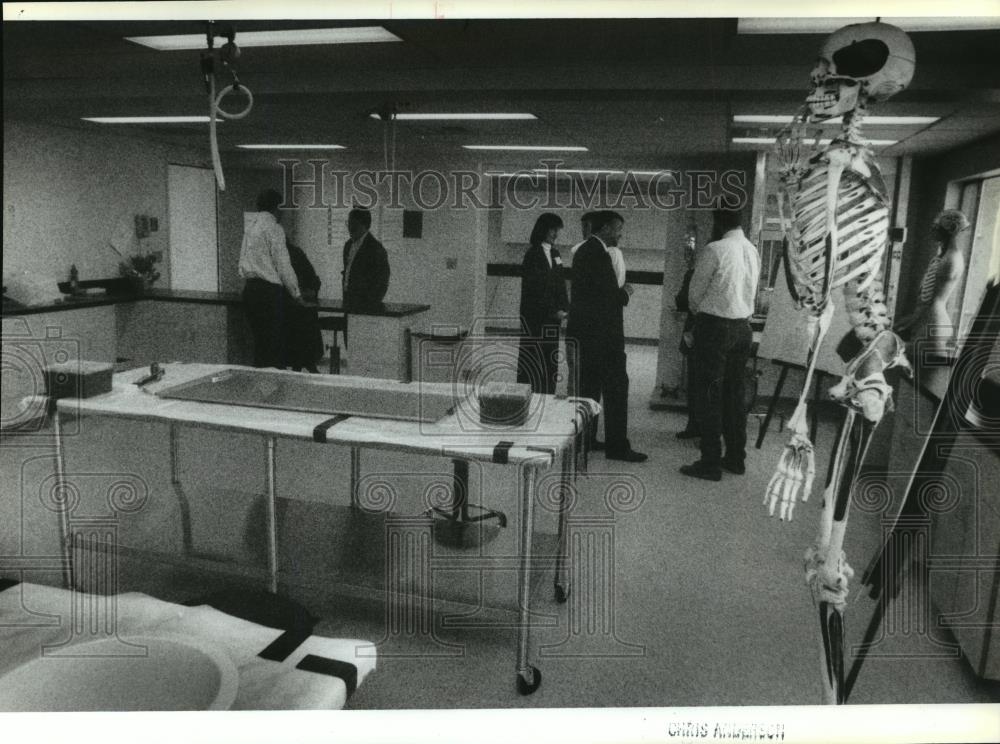 1993 Press Photo Skeletal model hangs in Health Science Research Center - Historic Images