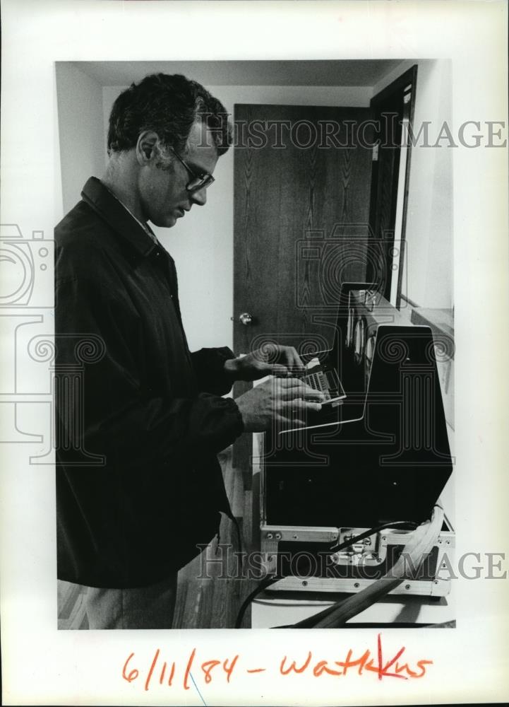 1984 Press Photo John Anderson testing for air lightness in home. - spa51457 - Historic Images