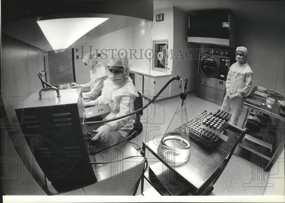 1979 Press Photo Laboratory at HollisterStier spa53176 Historic Images