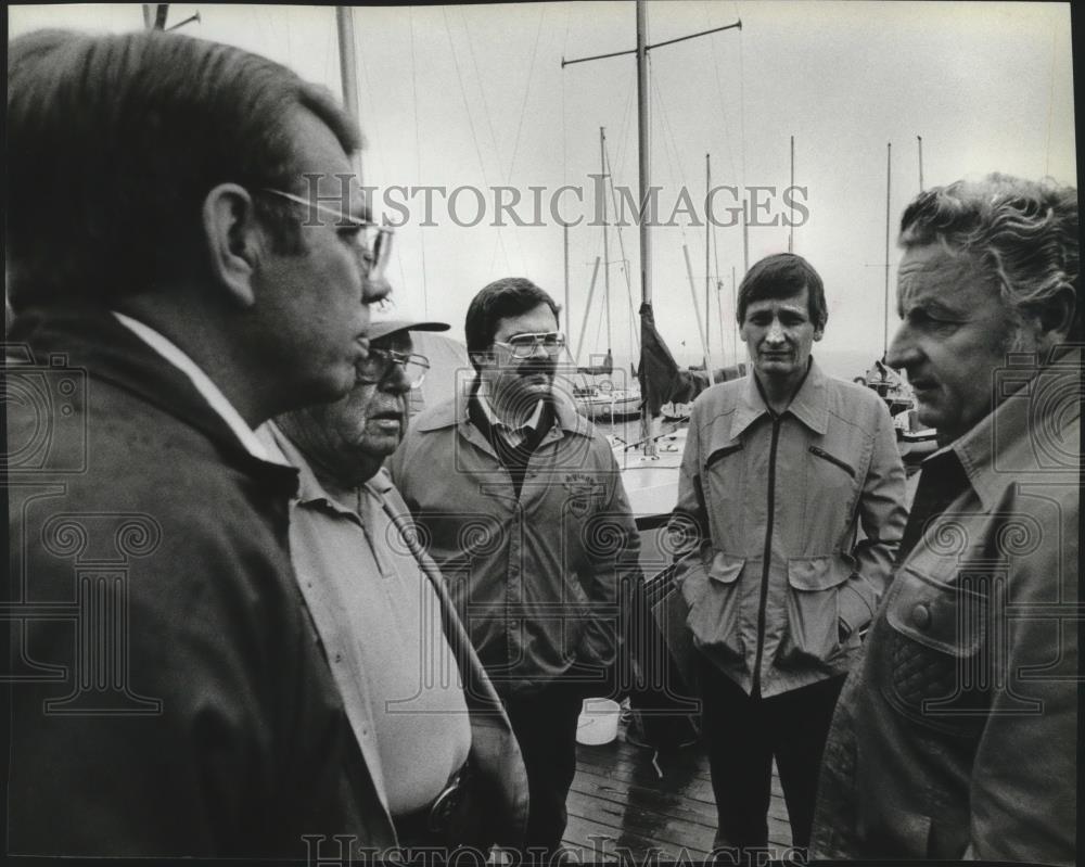 1984 Press Photo Land board members talk to Marv Vandenberg - spa53323 - Historic Images