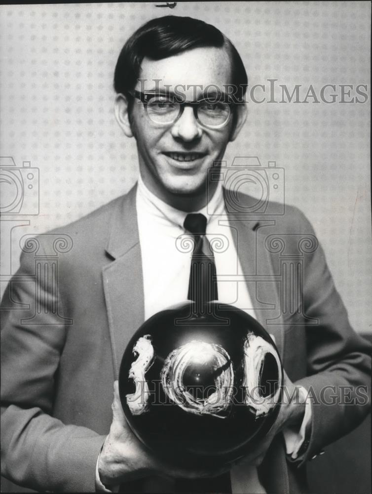 1971 Press Photo Insurance man Larry Moonstaff - spa54210 - Historic Images