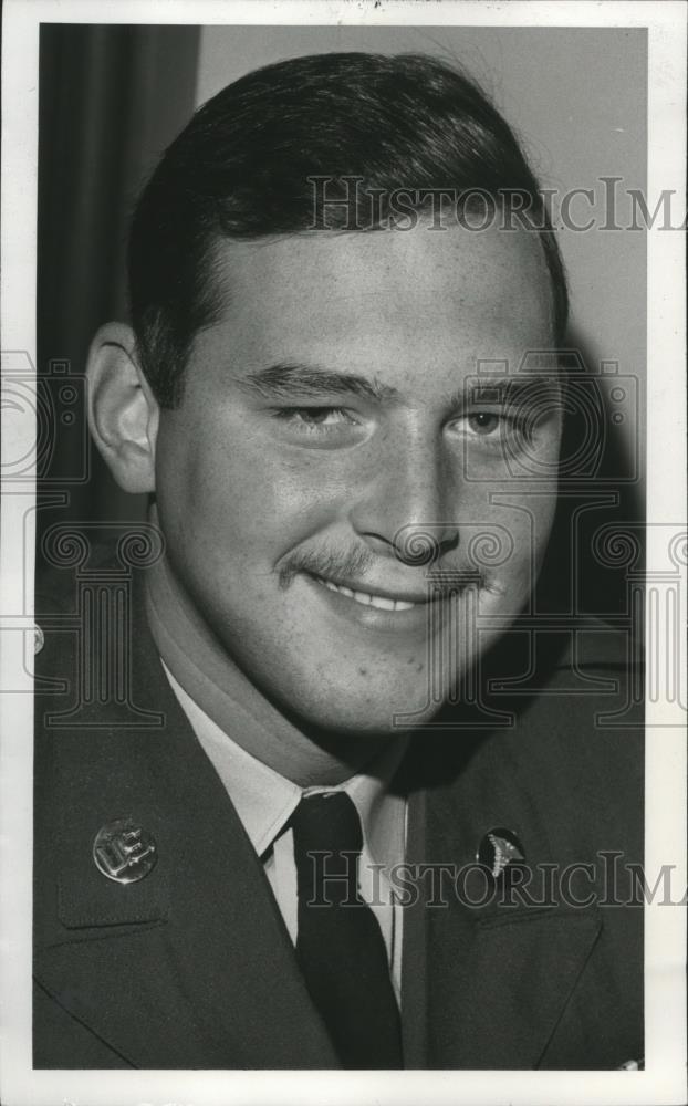 1968 Press Photo Gary L Hicks, Deaconess Hospital Staff before going to Vietnam - Historic Images