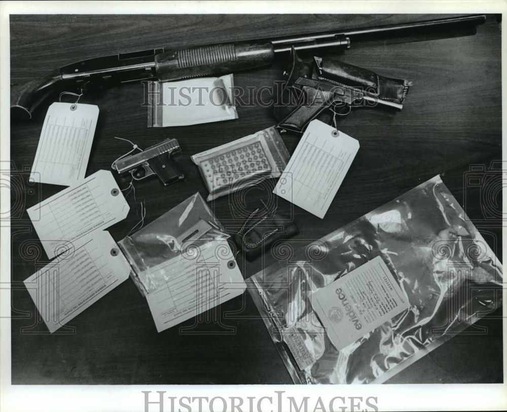 1992 Press Photo Guns and drugs were confiscated in the crack cocaine arrests - Historic Images