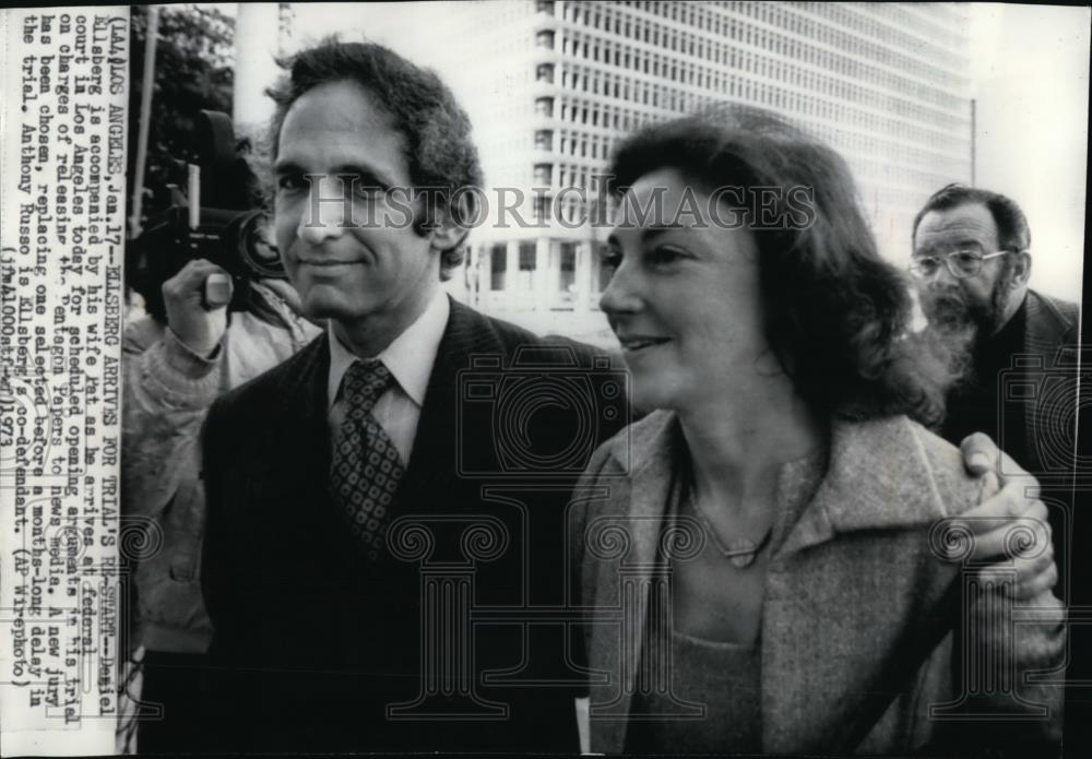 1973 Wire Photo Daniel Ellsberg with his wife at federal court in Los Angeles - Historic Images