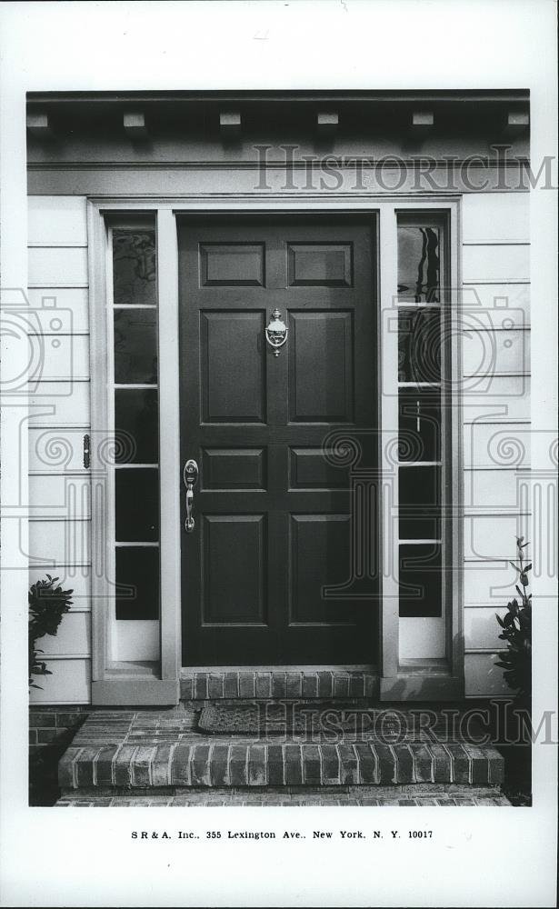 1985 Press Photo A very elegant solid wood entry door with glass sidings - Historic Images