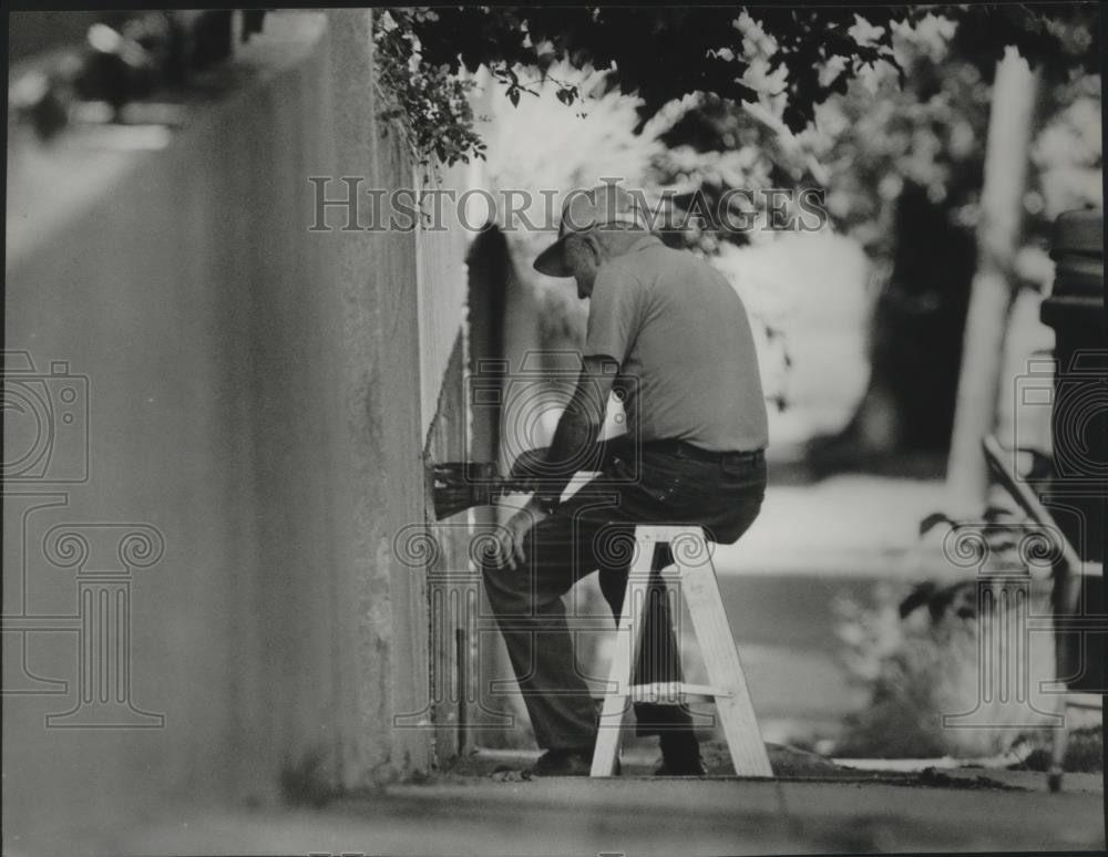 1985 Press Photo Jack Corbin, painting &amp; doing some home repairs  - spa48101 - Historic Images