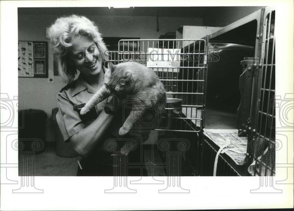 1990 Press Photo Marianne Niemczyk holding a cat at the Humane Society - Spokane - Historic Images