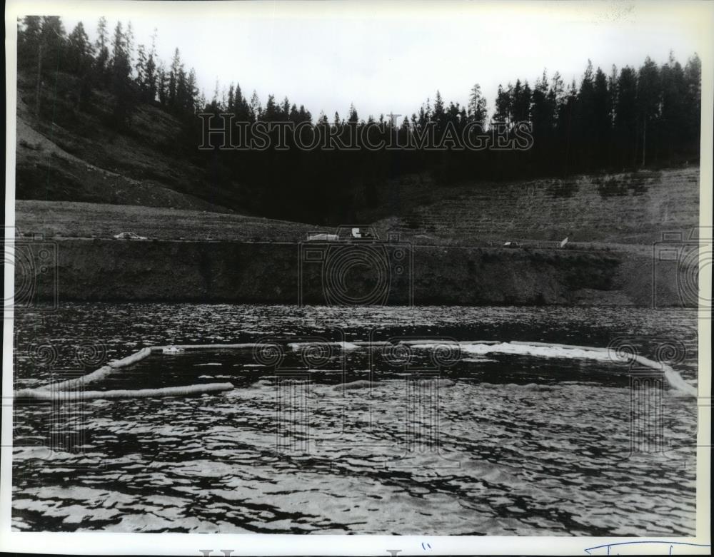 1990 Press Photo Oil containment boom slips into river along I-90 construction - Historic Images