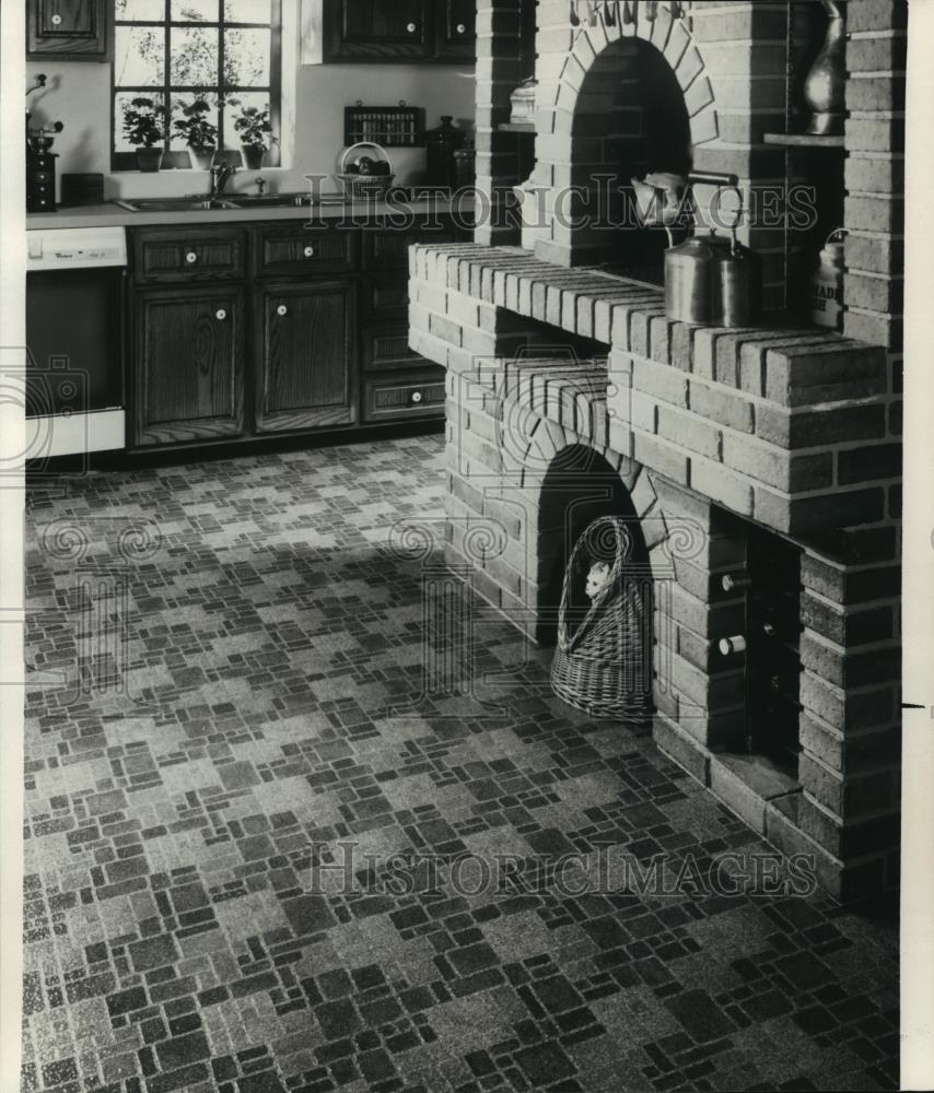 1986 Press Photo Old timer oven doubles as wine cellar in a kitchen - spa51366 - Historic Images