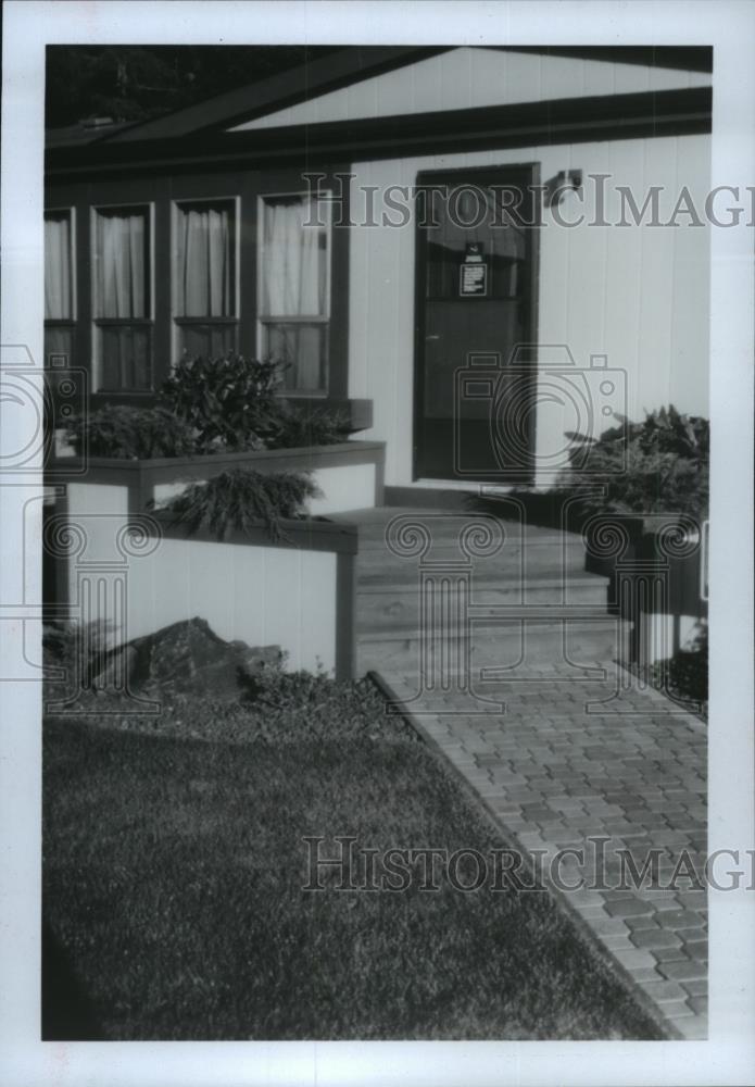 1986 Press Photo Steps & planter boxes outside a mobile home entry. - spa51553 - Historic Images
