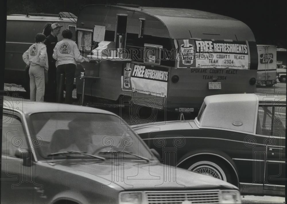 1984 Press Photo Free Refreshments - Spokane County React Team 2904 - spa52284 - Historic Images