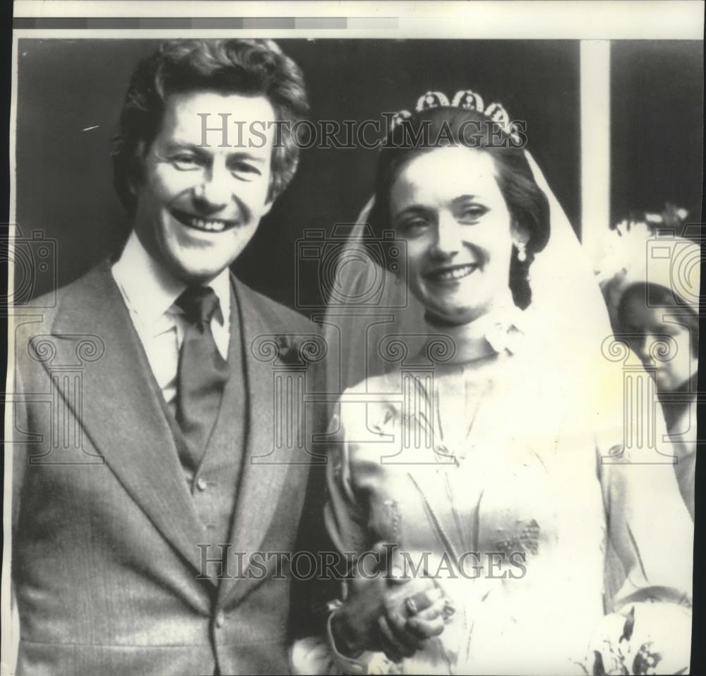 1975 Press Photo The Earl of Lichfield weds Lady Leonora Grosvenor in ...