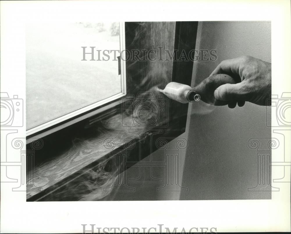 1984 Press Photo Air tighters in home - spa54906 - Historic Images