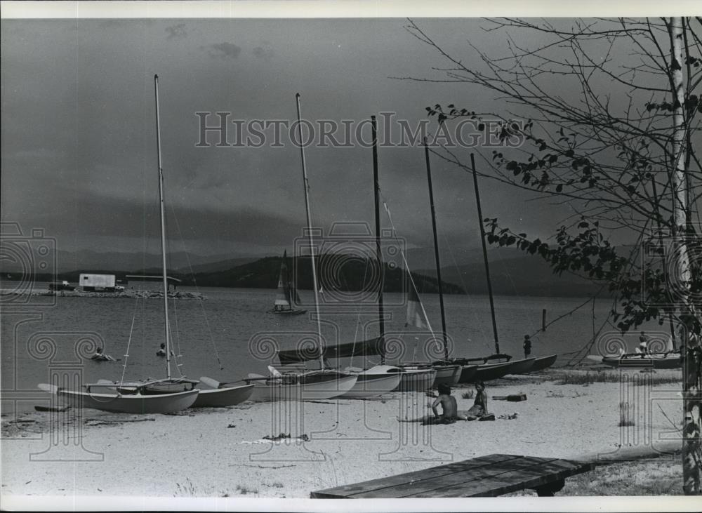 1978 Press Photo Boats sit on beach shore of lake - spa69021 - Historic Images