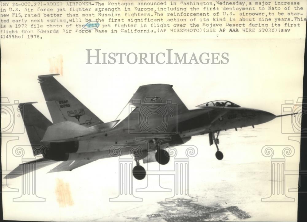 1976 Press Photo F15 fighter jet flying over the Mojave Desert - spa73790 - Historic Images