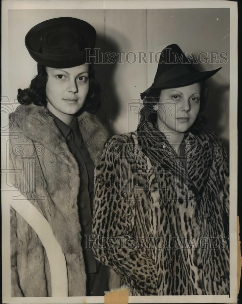 1939 Press Photo New York Susanne &amp; Lisa Von Neumann arrive on S.S. Satornia NYC - Historic Images