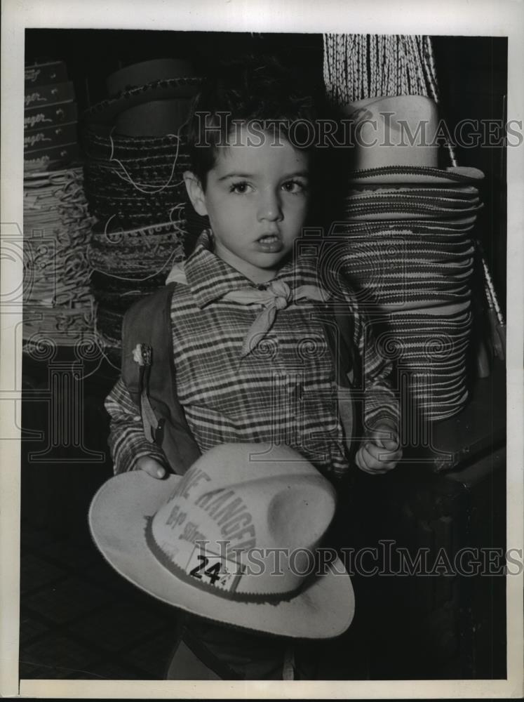 1944 Press Photo New York Robert Cox put on his Cowboy Hat in Cigar Store NYC - Historic Images