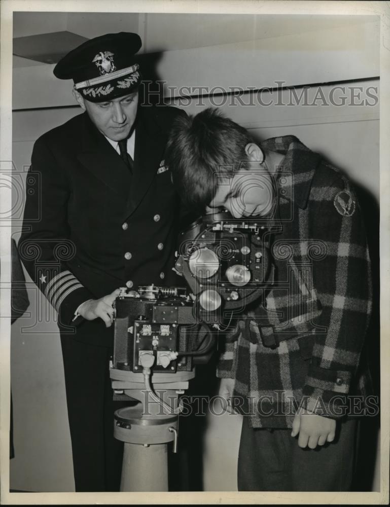 1944 Press Photo New York Capt Irving Entwistle USN &amp; L Marrone NYC - neny08770 - Historic Images