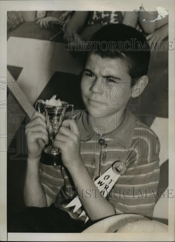 1939 Press Photo New York Winner of NY Fund mouse Derby J Paturzo NYC - Historic Images