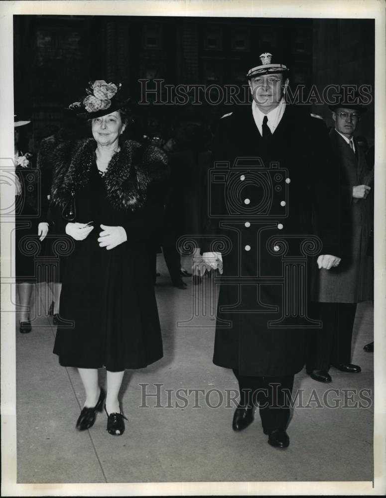 1942 Press Photo New York Read Adm &amp; Mrs Andrews Attend Easter Service NYC - Historic Images