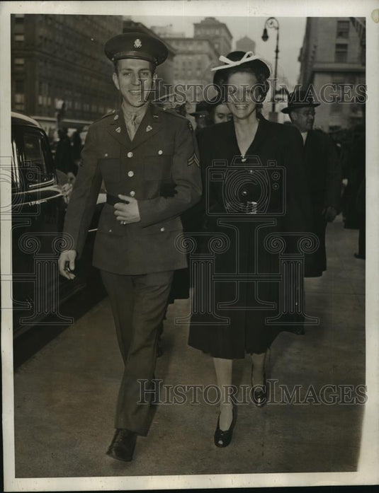 1942 Press Photo New York Cpl John Winkhaus & Peggy Sikes outside church NYC - Historic Images