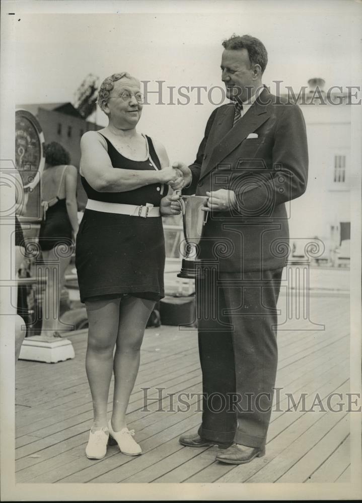 1938 Press Photo New York Mrs Mathilda Gebhardt Winner of Bathing Beauty NYC - Historic Images