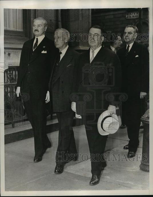 1938 Press Photo New York Following Cardinal Hayes Casket to St. Patrick's NYC - Historic Images
