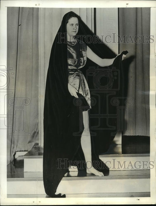 1938 Press Photo New York Helen Owen in "Nykteus" Games Festival at Barnard NYC - Historic Images