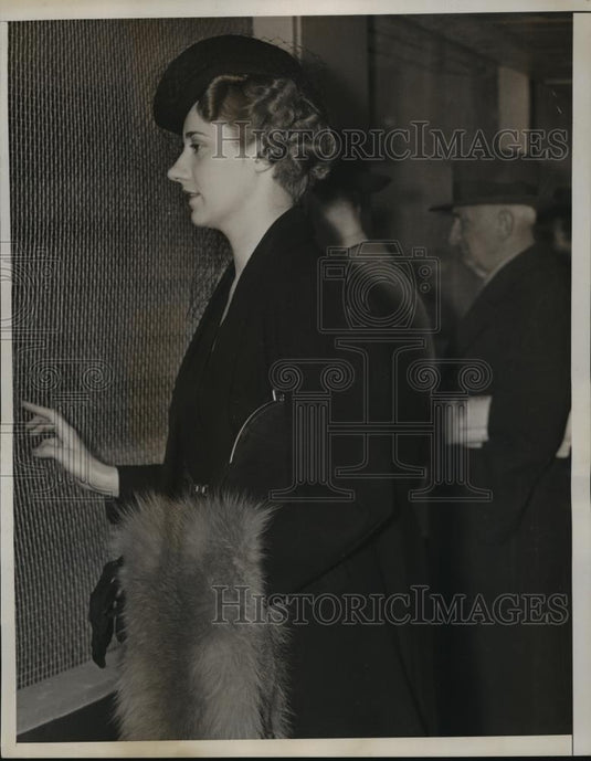 1938 Press Photo New York lady at sidewalk Superintendent's Club NYC - neny09216 - Historic Images