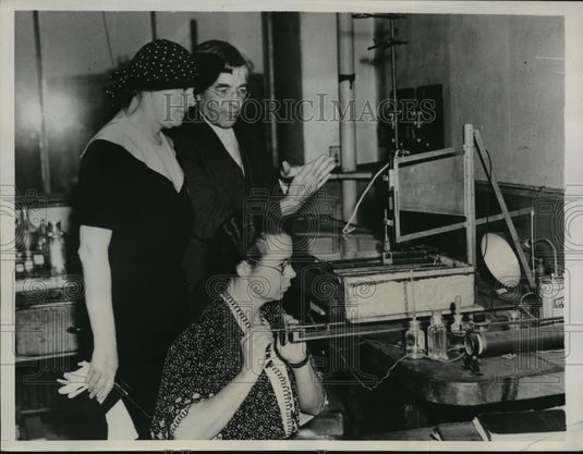 1938 Press Photo New York Dorothy Thompson Introduced to Science Discovery NYC - Historic Images