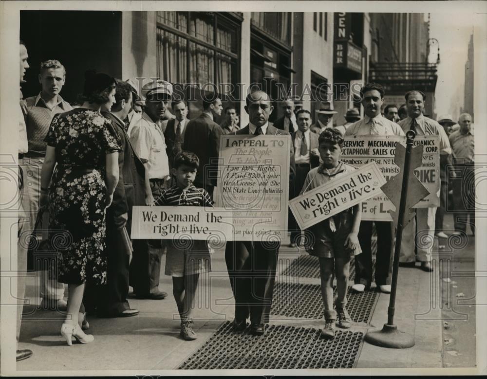 1938 Press Photo New York Emanuel Garcia Has Liquor License NY Refuses Sale NYC - Historic Images