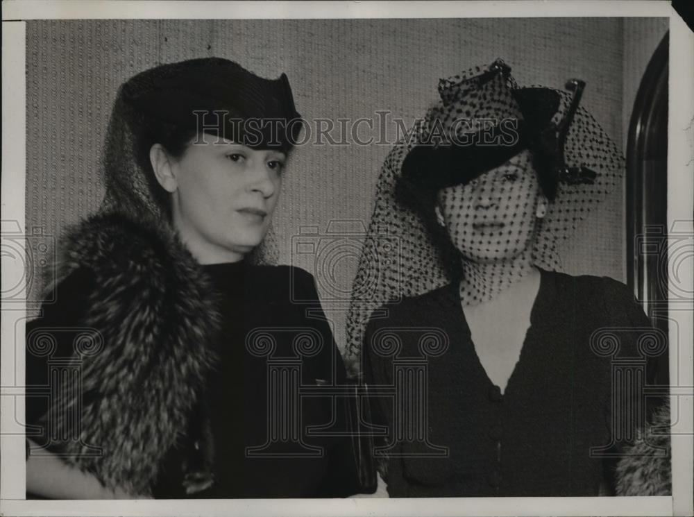 1938 Press Photo New York Gloria Vanderbilt bids twin Bon Voyage NYC - neny09909 - Historic Images