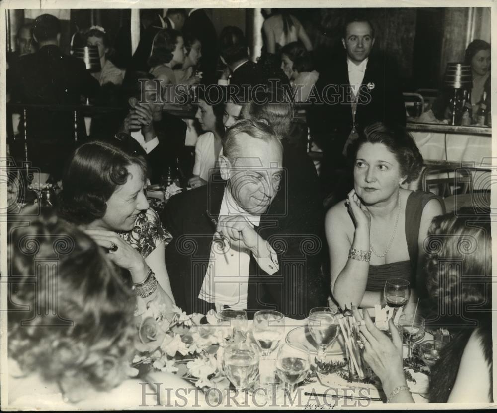 1938 Press Photo New York Alfred P Sloan of General Motors Dines in NYC - Historic Images