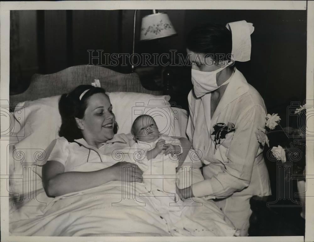 1938 Press Photo New York Actress Eleanor King with her baby Infant Son NYC - Historic Images