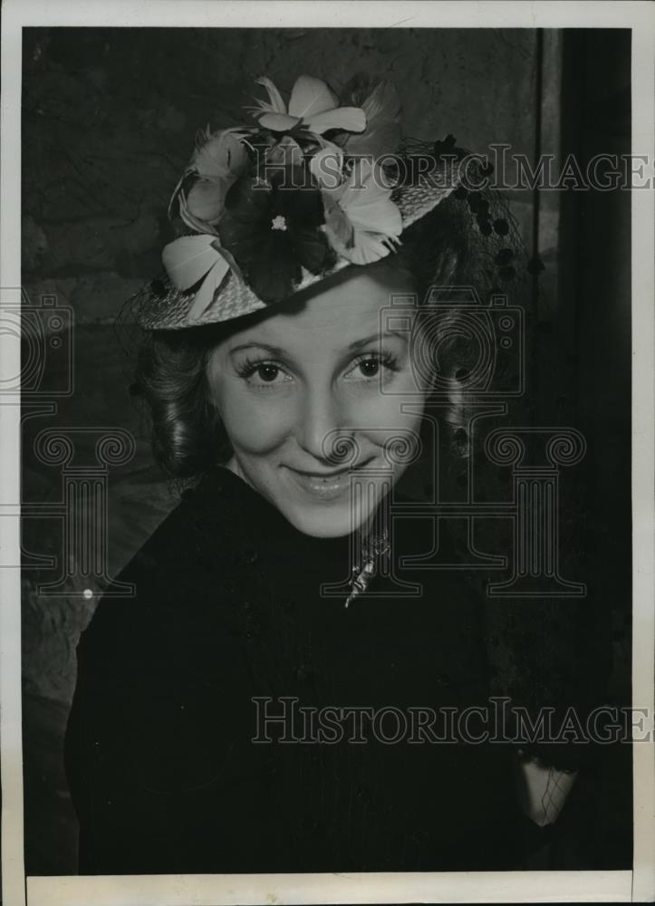 1938 Press Photo New York Jessica Dragonette Models Easter Hat NYC - neny10283 - Historic Images