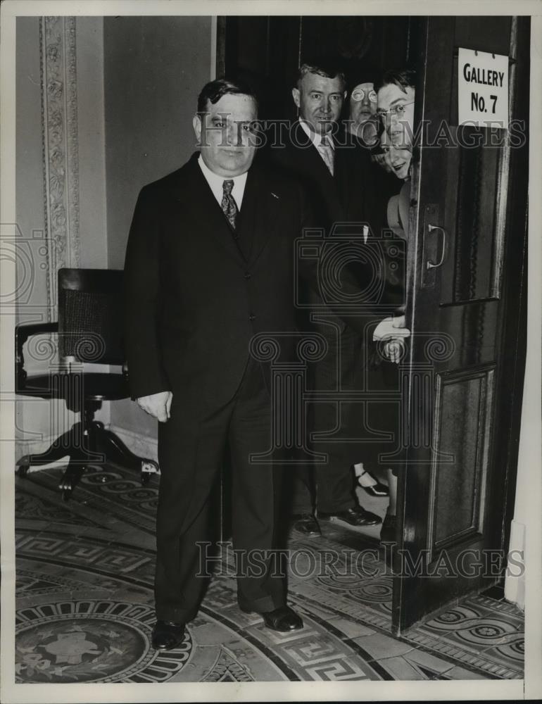 1935 Press Photo New York Mayor FH La Guardia Entering Gallery of House NYC - Historic Images